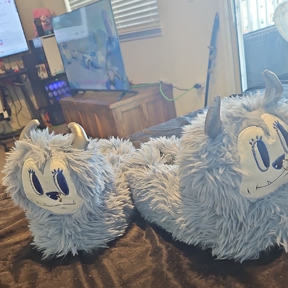 DOLLS KILL NWT SZ 9 10 Fuzzy YETI Monster Slippers with Horns